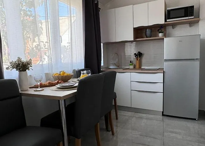 Sandra * 特罗吉尔